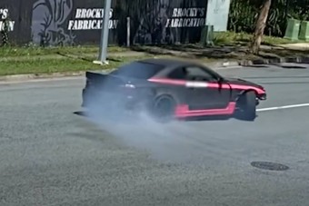 Elbúcsúzhat autójától az utcán driftelő sofőr