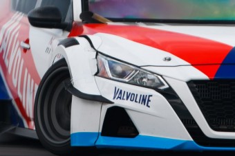 2000 lóerő egy családi limuzinban