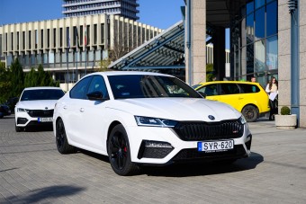 4 nagyteljesítményű autót és 25 motort vett a rendőrség