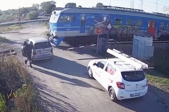 Nézd a zsenit, aki megnézte, hogy jön-e a vonat a tilos jelzésnél, és ráhajtott a sínekre