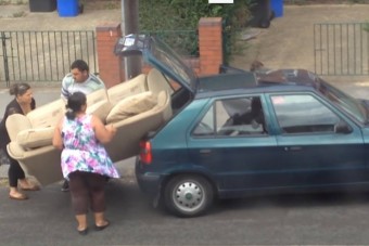 A szállítás fekete öves mesterei bármilyen kanapét elvisznek