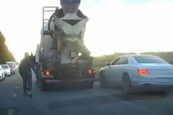 Pofozkodó testőrök törtek utat a dugóban nyomuló luxusautósnak