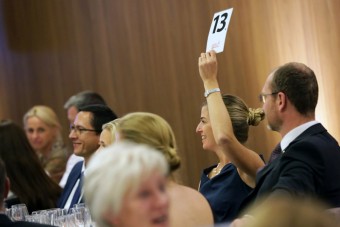 Mentőautóra gyűjtöttek, rekordbevétel jött össze a budapesti borárverésen