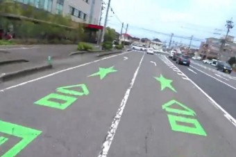 Érdekes felfestés könnyíti meg a japán autósok dolgát