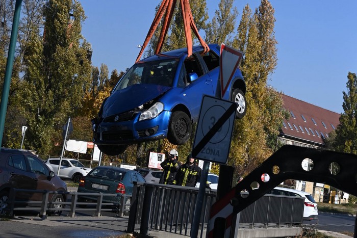 Fotókon a Rákos-patakba zuhant Suzuki mentése 1