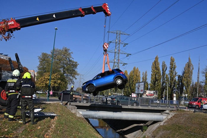 Fotókon a Rákos-patakba zuhant Suzuki mentése 3
