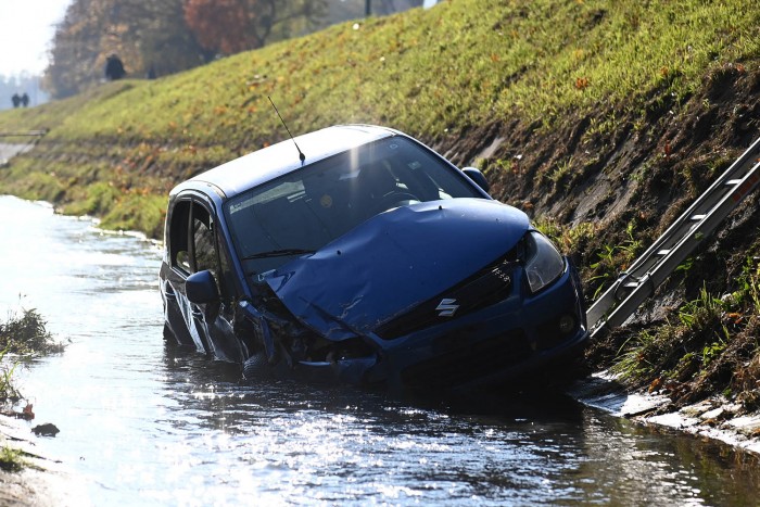 Fotókon a Rákos-patakba zuhant Suzuki mentése