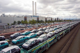 Emberek tízezreitől válhatnak meg az autóiparban