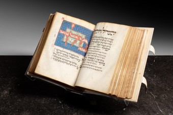 Milliárdokat fizettek egy 700 éves imakönyvért