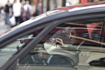 Itt az első EU-s ország, ahol betilthatják a dohányzást az autóban