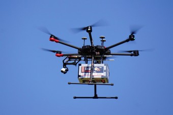 Szusit, fagylaltot és vért szállítanak izraeli drónok