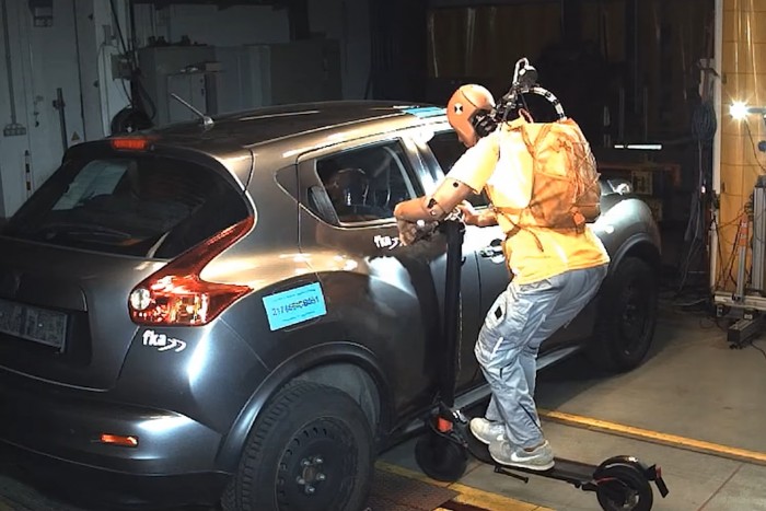 Ez történik, ha e-rollerrel egy autóba rongyolunk