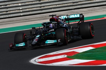F1: Hamilton duplázott pénteken