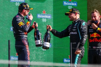 F1: Már a Mercedesnél is Verstappennek szurkolnak?