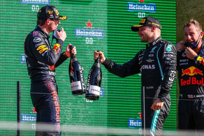 F1: Már a Mercedesnél is Verstappennek szurkolnak?