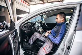 Hamis szoftvereket használt az autószerelő, aki nem is volt szerelő