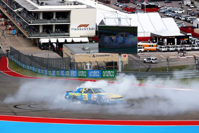 F1: Példaképe autójával parádézott Ricciardo