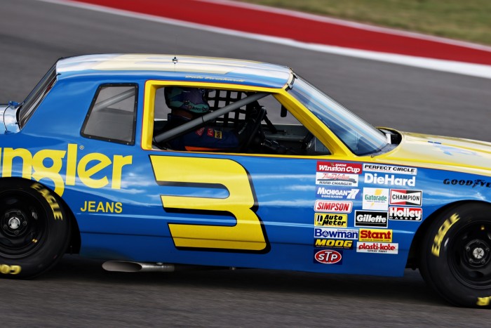 F1: Példaképe autójával parádézott Ricciardo 2 | Vezess F1: Példaképe autójával parádézott Ricciardo 2