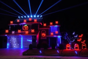 Látványos halloweeni fényshow pörgeti a villanyórát egy háznál 
