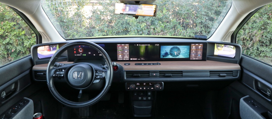 Szokatlan csatlakozó egy meglepő japán autóban