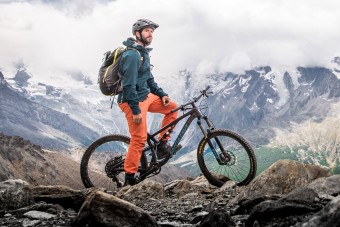 Biciklivel teker fel a Kilimandzsáróra egy magyar sportember