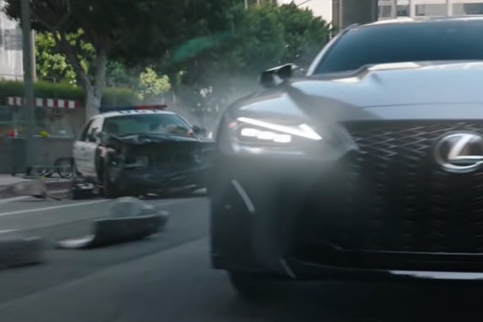 A parkolás néha a szuperhősöknek sem könnyű