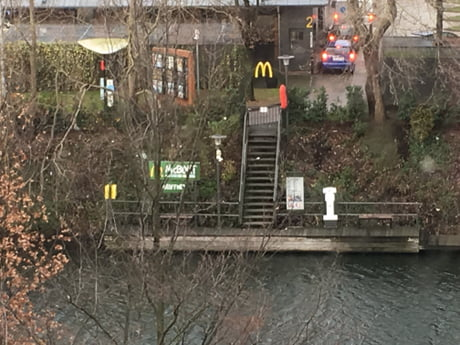 Autó mellett hajóból is rendelhetünk ennél a gyorsétteremnél 1 | Vezess Autó mellett hajóból is rendelhetünk ennél a gyorsétteremnél 1