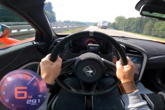 A lélegzet is eláll, ha odalépnek a 843 lóerős McLarennek az autópályán