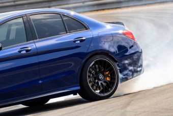 Új rekord, valaki két másodperc alatt törte össze autóját a Nürburgringen