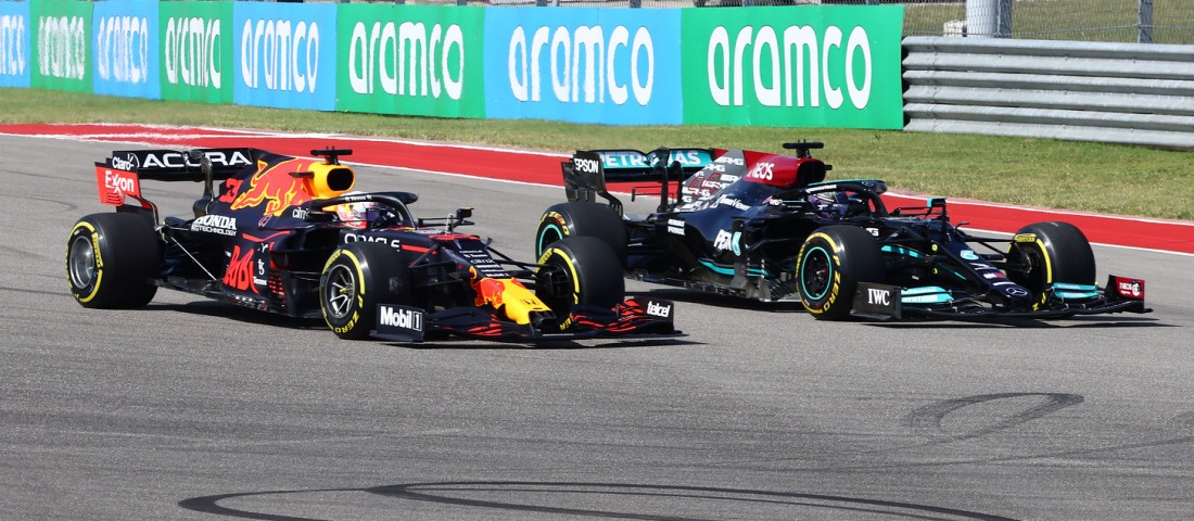 F1: Váratlan gyomrost kapott Hamilton Verstappentől