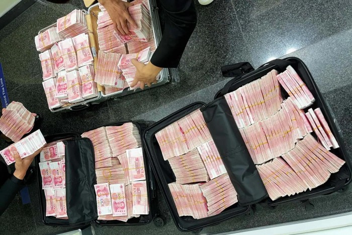 Százmilliókkal távozott a bankból a férfi, mert nem viselt maszkot