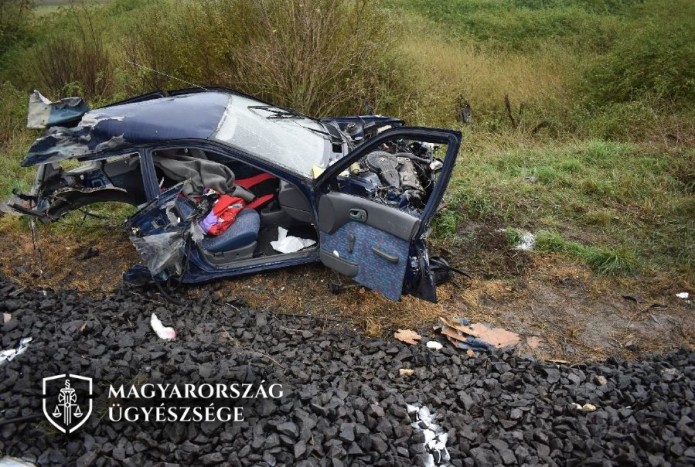 Öngyilkosságba menekült, kettészakította a vonat az autót, a nő túlélte