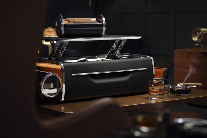 A Rolls-Royce megmutatja, mi kell a stílusos szivarozáshoz