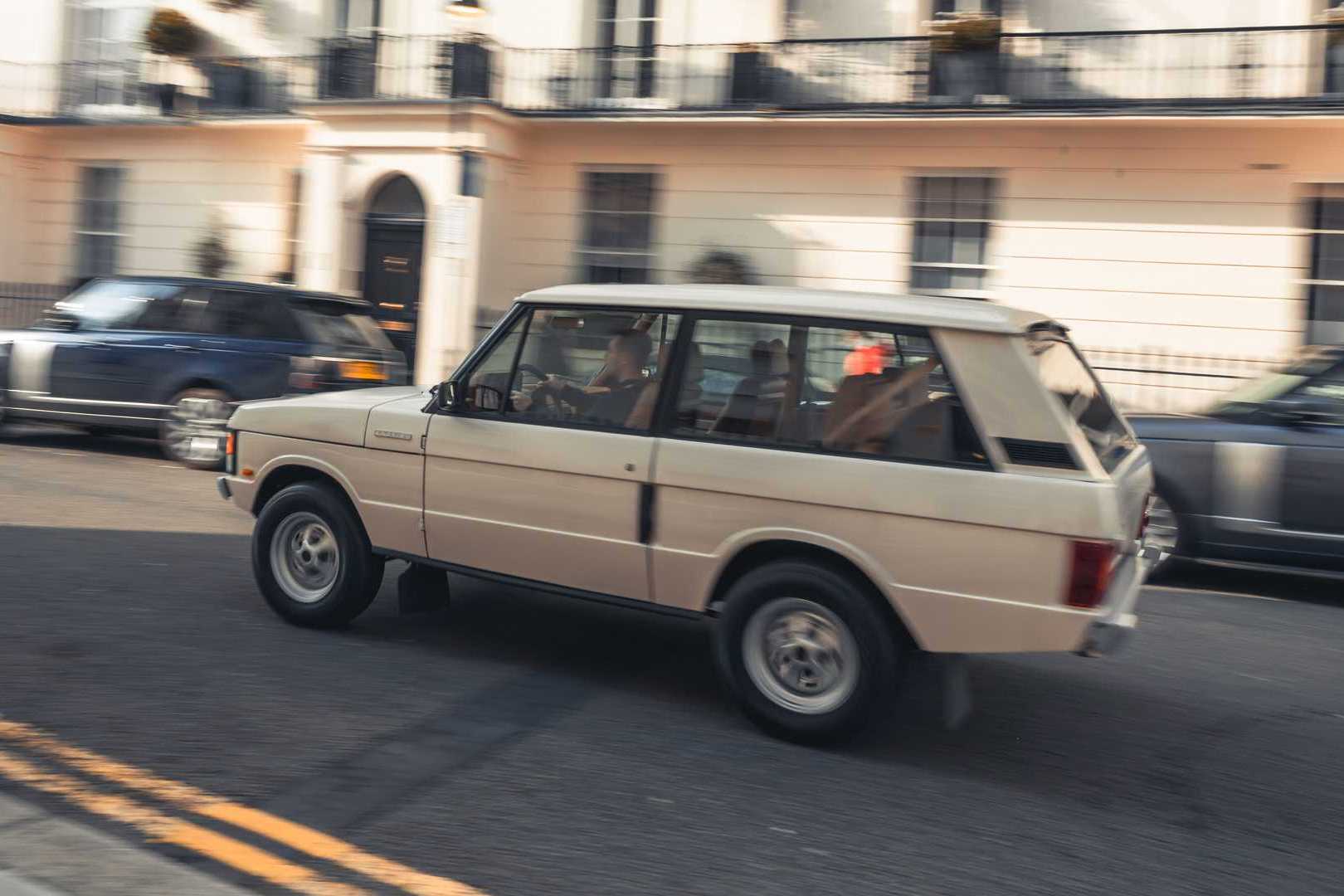 Csábítóbb a legújabbnál is ez a Land Rover 9