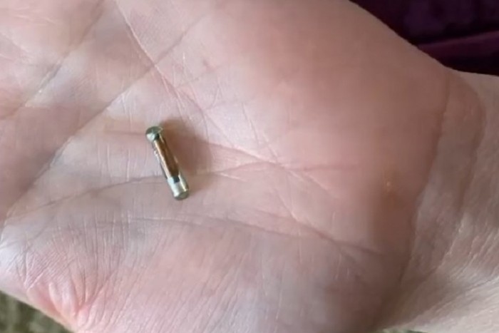 Chipet ültetett a bőre alá a nő, azzal nyit mindent