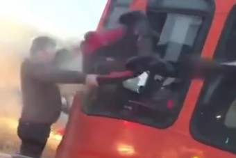 Teherautós poroltóval vs. autós gyereküléssel - Így támadt egymásra két járművezető 