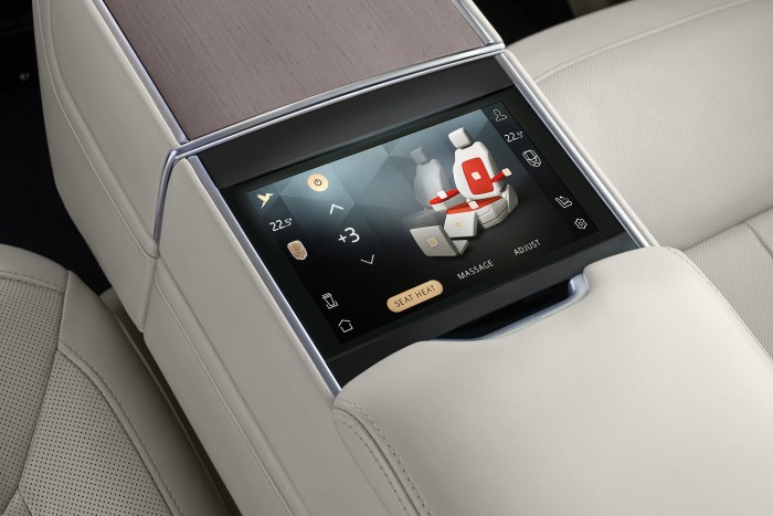 Megérkezett minden idők legfejlettebb luxusterepjárója? 12