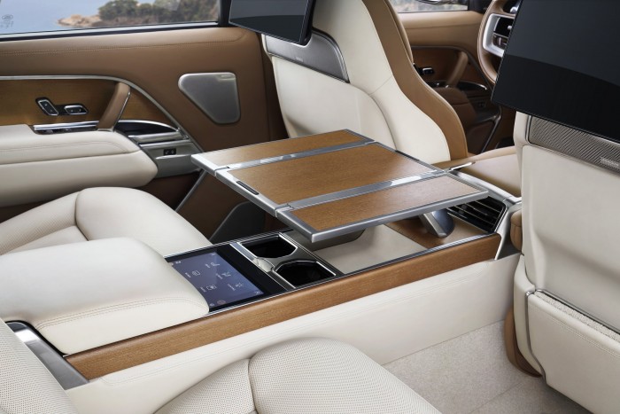 Megérkezett minden idők legfejlettebb luxusterepjárója? 8