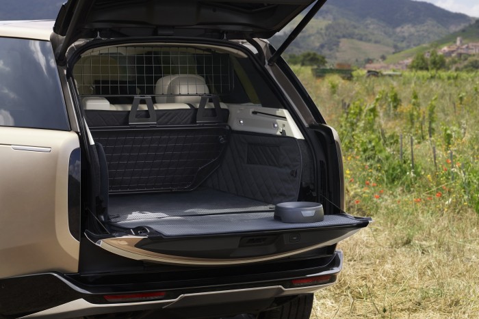 Megérkezett minden idők legfejlettebb luxusterepjárója? 11