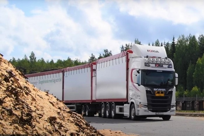 Nézd meg, hogy tekereg a 34 méter hosszú V8-as Scania