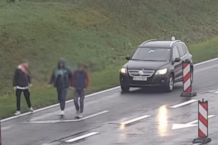 Sétálni indult három fiatal, csak az a baj, hogy az M1-es autópályán