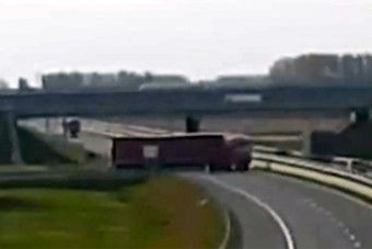 Direkt fordult a forgalommal szembe egy kamionos az M85-ösön