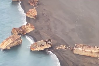 Kitörő vulkán hozta felszínre az elsüllyedt hajókat