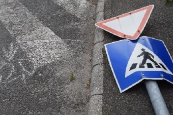 Kitépett a helyéről egy közlekedési táblát Almásfüzitőn, a hét poénja, hogy miért