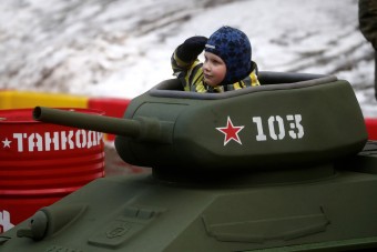 Gyerekeket ültetnek tankokba az oroszok