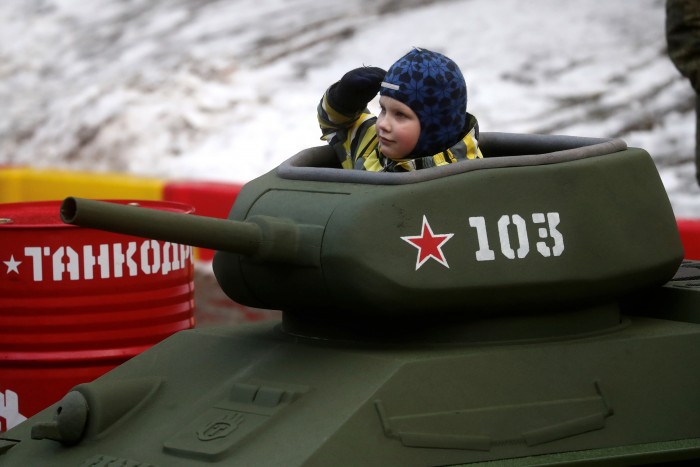 Gyerekeket ültetnek tankokba az oroszok