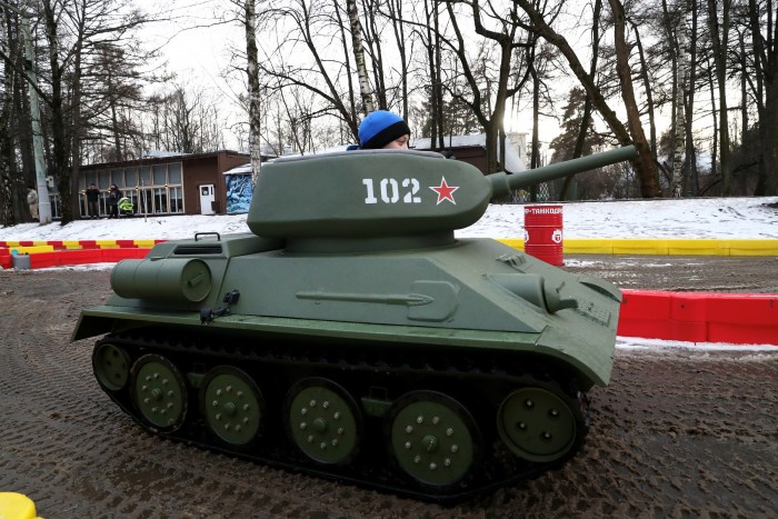 Gyerekeket ültetnek tankokba az oroszok 1