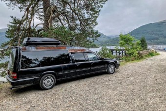 Halottaskocsiban hálva járta be Skóciát egy házaspár