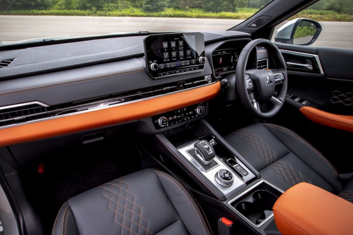 Megújult a Mitsubishi konnektoros hibridje 7