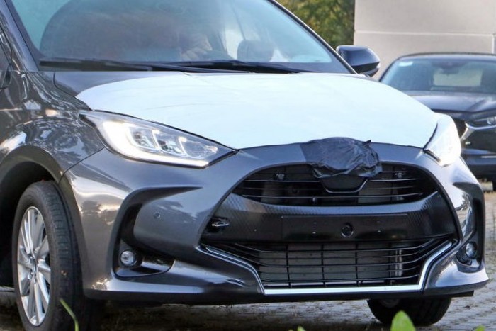 Mazdának álcázza magát a Toyota Yaris 6
